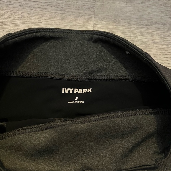 Ivy park leggings in gray. Womens size small. Capri 19 in inseam - Picture 2 of 3